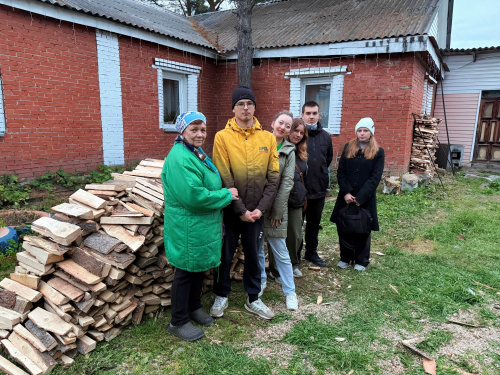 Забота о старшем поколении: студенты КФ НГПУ помогают матерям участников СВО в День пожилых людей