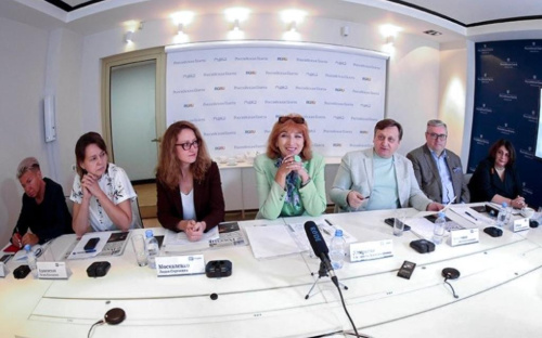 Кто будет следить за временем на «домашку» и чего ждать от эксперимента с оценками за поведение? Эксперты – о главных школьных новинках