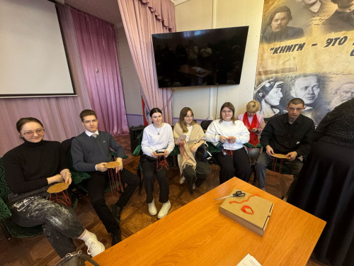 Тепло рук и сердца: «Первые КФ НГПУ» и отряд «Искра» создают обереги для бойцов СВО