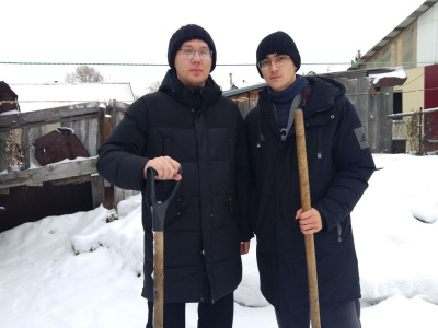 Активисты волонтерского отряда «Искра» помогли семье участника СВО: акция содействия и поддержки