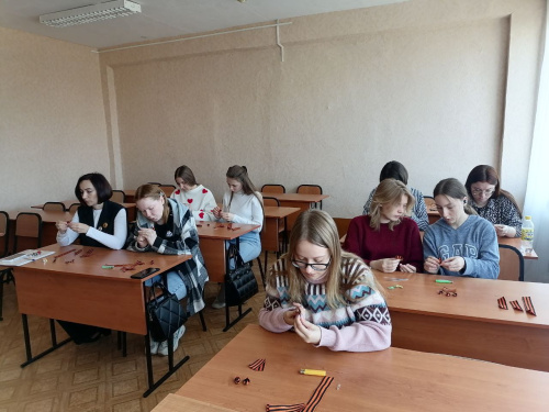 Символ памяти и гордости: в Куйбышевском филиале ФГБОУ ВО «НГПУ» прошел мастер-класс по изготовлению Броши Победы